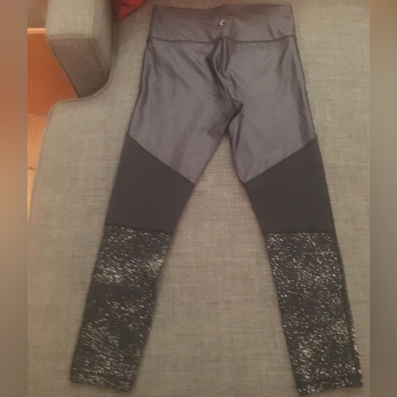 Zyia Black Reflective Metallic Light N Flight Tight 7/8 Leggings. Size 8-10. - Picture 16 of 17